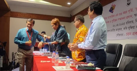 স্বর্ণপদক পেলেন শব্দসৈনিক মনোয়ার হোসেন