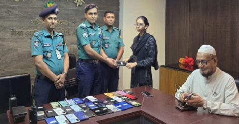 হারিয়ে যাওয়া ৭৯টি মোবাইল উদ্ধার করে মালিকদের কাছে হস্তান্তর