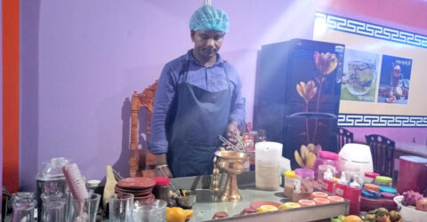 ২০০ প্রকারের চা পাওয়া যায় আলমগীরের পোড়া মাটির চায়ের আড্ডায়