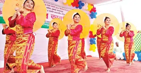 বড় উৎসবের আগে রঙিন পাহাড়