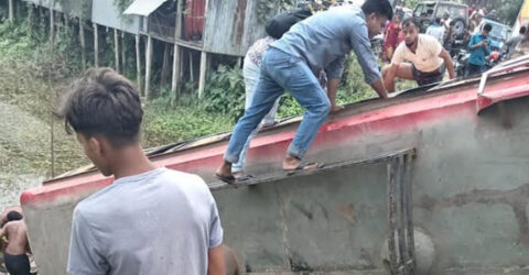 ফরিদপুরে মাদারীপুরগামী বাস উল্টে খাদে পড়ে নিহত ৪