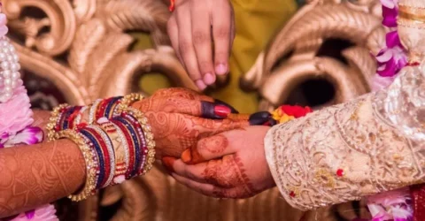 বিয়ের আসরে মেয়ের বদলে কনে হয়ে বসলেন মা