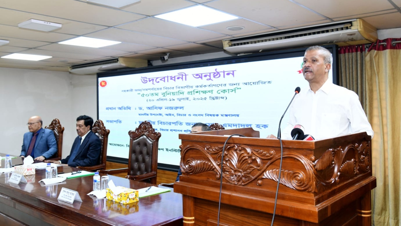 রাজধানীতে আইন উপদেষ্টা ‘ফাইয়াজের মামলার তদন্ত দ্রুত শেষ করতে অনুরোধ করা হয়েছে’
