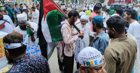 সোহরাওয়ার্দীতে জমায়েত ঘিরে পতাকা-টিশার্ট বিক্রির ধুম