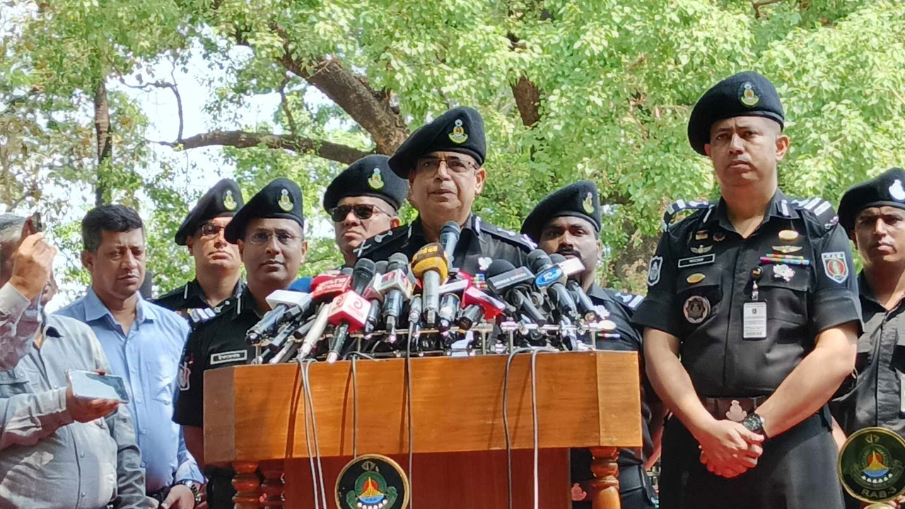 ফ্যাসিবাদের মুখাকৃতিতে আগুন নিরাপত্তার দায়িত্বে থাকাদের অবহেলা পেলে ব্যবস্থা : র্যাব ডিজি