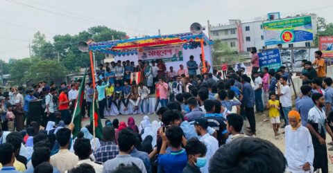 সিরাজগঞ্জের মহাসড়কে পলিটেকনিক শিক্ষার্থীদের মহাসমাবেশ চলছে