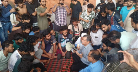 আস্থা রাখার অনুরোধ শিক্ষা উপদেষ্টার, তবুও অনড় শিক্ষার্থীরা
