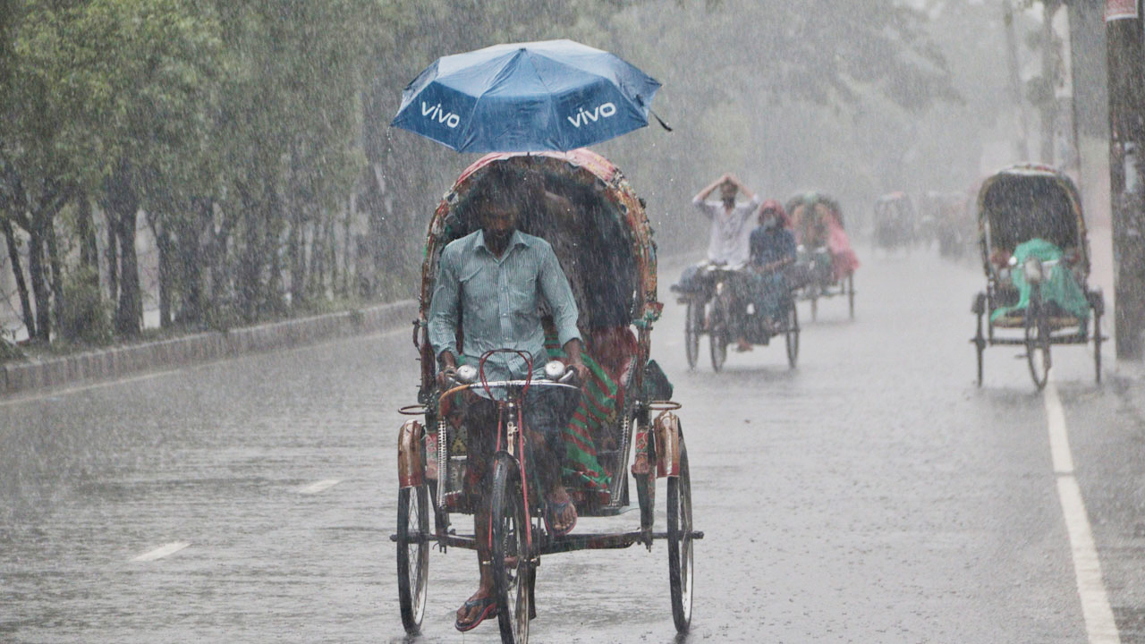 সারা দেশে বৃষ্টির আভাস, বাড়তে পারে তাপমাত্রাও
