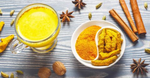 গরমে আদা ও হলুদের পানীয় পান করবেন যে কারণে