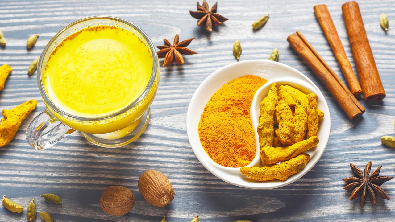 গরমে আদা ও হলুদের পানীয় পান করবেন যে কারণে