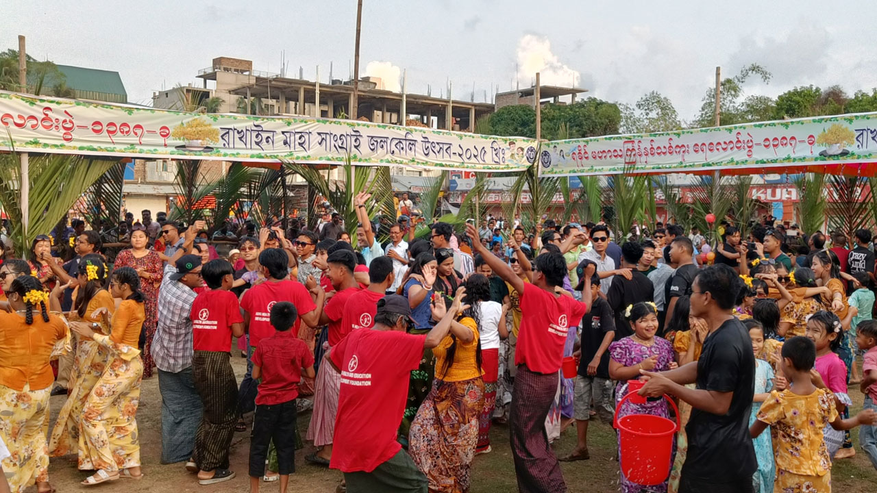 মহোৎসবে মেতেছে কুয়াকাটার রাখাইনরা