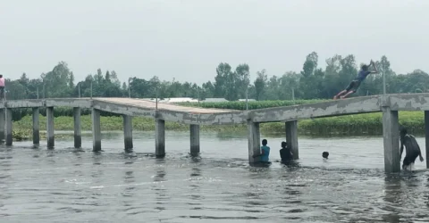 স্রোতে ভেসে যাওয়া সেতুটি মেরামত হয়নি আজও