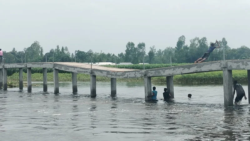 স্রোতে ভেসে যাওয়া সেতুটি মেরামত হয়নি আজও