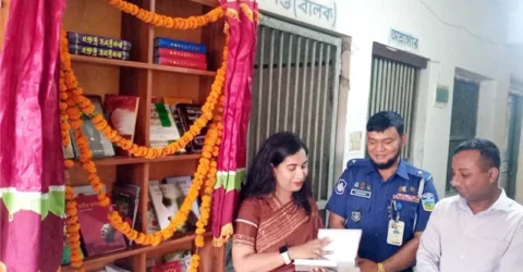 থানায় হাজতিদের জন্য বই কর্নার