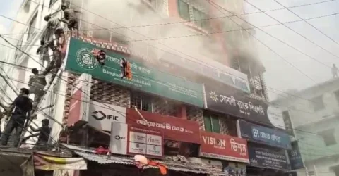 বাগেরহাটে বাণিজ্যিক ভবনে ভয়াবহ আগুন, এক নারীর মৃত্যু
