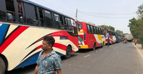 নদী পাড়ের অপেক্ষায় যানবাহনের দীর্ঘ সারি, ভোগান্তি