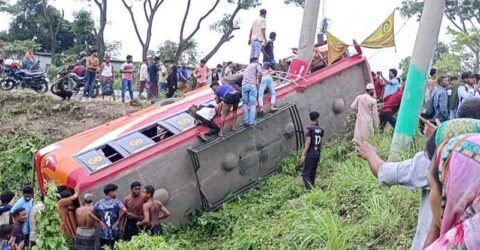 ফরিদপুরে বাস খাদে পড়ে নিহত ৬, আহত ৩০