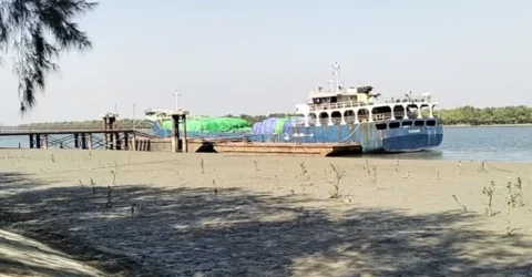 আরাকান আর্মির বাধায় ইয়াঙ্গুন থেকে টেকনাফ বন্দরে পণ্য আমদানি বন্ধ