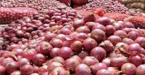 মজুদ করছেন ব্যবসায়ীরা, পেঁয়াজের দাম বৃদ্ধি