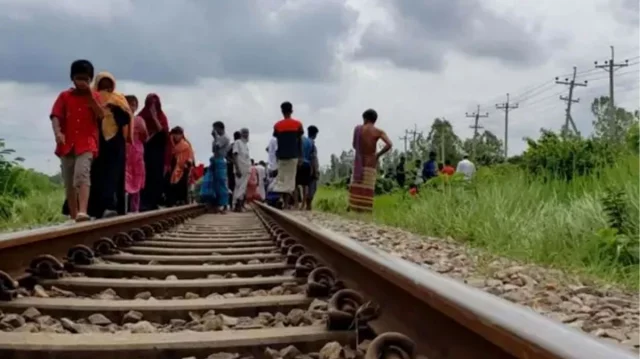 কুমিল্লায় ট্রেনে কাটা পড়ে ৩ যুবক নিহত