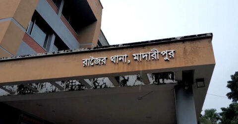 মারধরের নালিশ করায় সাংবাদিকের ভাইকে কুপিয়ে জখম