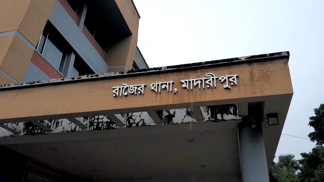 মারধরের নালিশ করায় সাংবাদিকের ভাইকে কুপিয়ে জখম