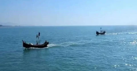 ট্রলারসহ ১১ বাংলাদেশি জেলেকে ধরে নিয়ে গেল আরাকান আর্মি