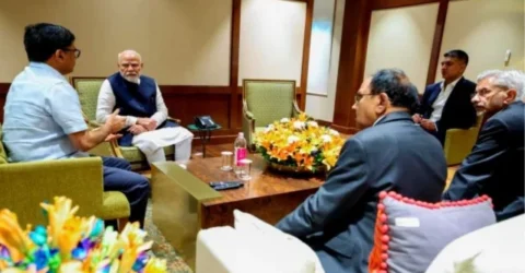 কাশ্মীরে হামলা: সৌদি থেকে ফিরে বিমানবন্দরেই জরুরি বৈঠক মোদির