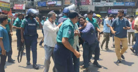 চট্টগ্রামে ব্যাটারি রিকশাচালকদের বিক্ষোভ, আটক ৩