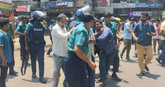 চট্টগ্রামে ব্যাটারি রিকশাচালকদের বিক্ষোভ, আটক ৩