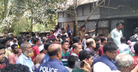 স্ত্রীকে গলা কেটে হত্যার পর পাশেই বসে ছিলেন স্বামী
