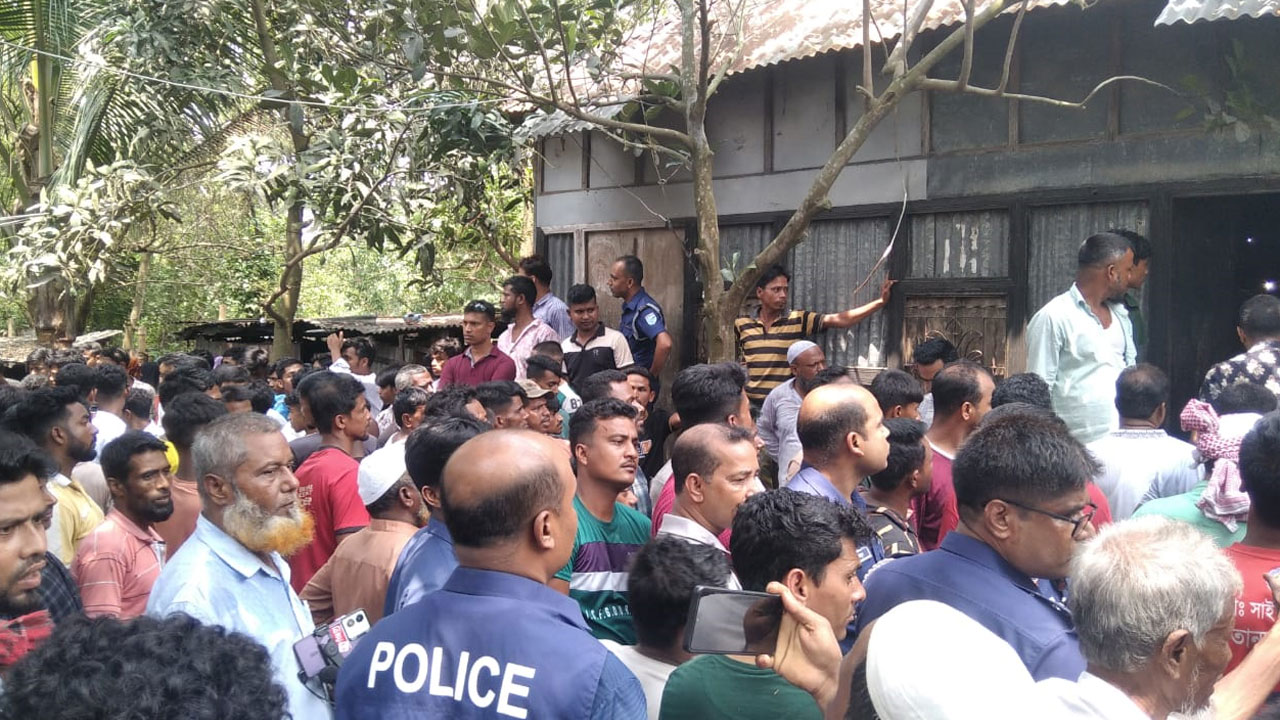 স্ত্রীকে গলা কেটে হত্যার পর পাশেই বসে ছিলেন স্বামী