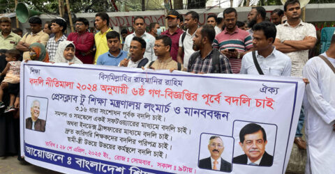 বাড়ির উঠানে স্বামীর লাশ ফ্রিজিং ভ্যানে রেখে সালিস করছেন গ্রামবাসী