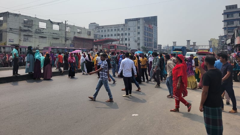 টঙ্গীতে বকেয়া বেতনের দাবিতে শ্রমিকদের মহাসড়ক অবরোধ