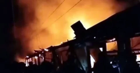মধ্যরাতে এক ঘণ্টার আগুনে পুড়ে ছাই ১৫ দোকান