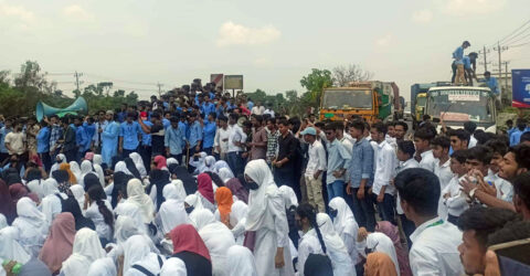 ঢাকা-চট্টগ্রাম মহাসড়ক অবরোধ শিক্ষার্থীদের