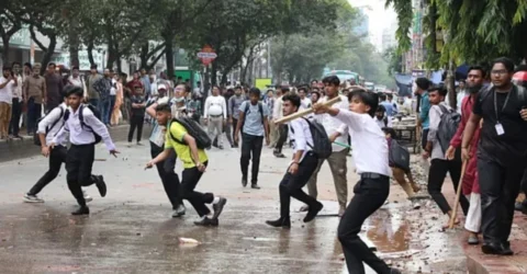 ফের ঢাকা ও সিটি কলেজের শিক্ষার্থীদের মধ্যে সংঘর্ষ, পুলিশের লাঠিপেটা