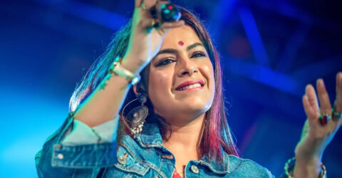 বিমানে হেনস্তার মুখে গায়িকা ইমন চক্রবর্তী