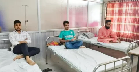 আবাসনের দাবিতে কাঁথা-বালিশ নিয়ে ক্যাম্পাসে অবস্থান জবি শিক্ষার্থীদের