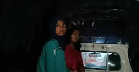 বরিশাল বিশ্ববিদ্যালয়ে নিষিদ্ধ সংগঠনের নেত্রীকে পুলিশে দিল ছাত্রদল