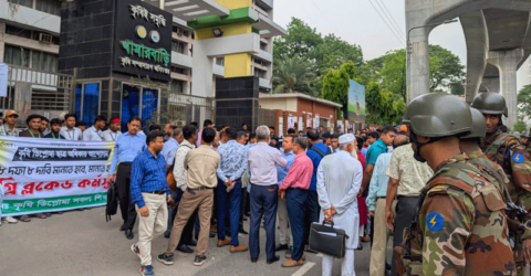 দাবি আদায়ে খামারবাড়ির গেট বন্ধ করে কৃষি ডিপ্লোমা শিক্ষার্থীদের অবস্থান