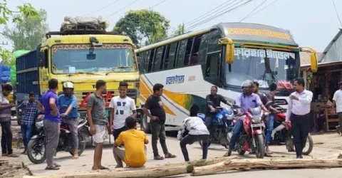 সরাসরি ট্রেন চালুর দাবিতে উত্তাল লালমনিরহাট, সড়ক অবরোধ