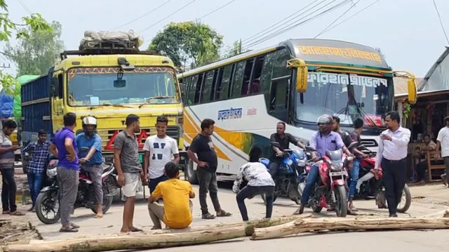 সরাসরি ট্রেন চালুর দাবিতে উত্তাল লালমনিরহাট, সড়ক অবরোধ