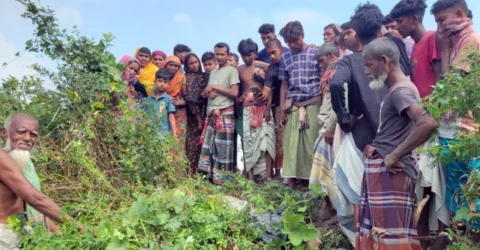 পাবনায় সড়কের পাশে ব্যবসায়ীর গলাকাটা মরদেহ উদ্ধার