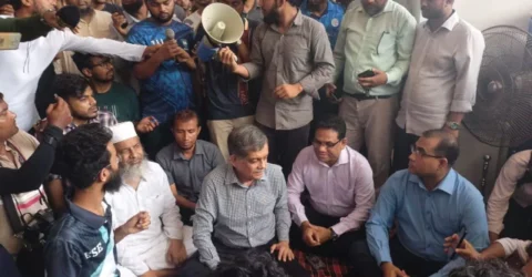 শিক্ষা উপদেষ্টার অনুরোধে সাড়া দেয়নি কুয়েট শিক্ষার্থীরা, অনশন চালিয়ে যাওয়ার ঘোষণা
