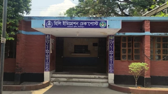 হিলি ইমিগ্রেশনে শূন্যের কোটায় পাসপোর্টধারী যাত্রী, কমেছে রাজস্ব