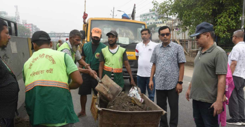 যাত্রাবাড়ী-সাইনবোর্ড মহাসড়কে ডিএসসিসির বিশেষ পরিচ্ছন্নতা অভিযান