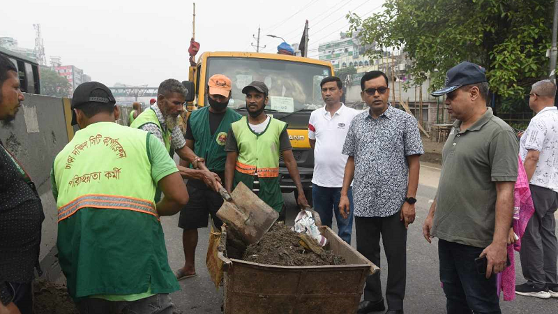 যাত্রাবাড়ী-সাইনবোর্ড মহাসড়কে ডিএসসিসির বিশেষ পরিচ্ছন্নতা অভিযান