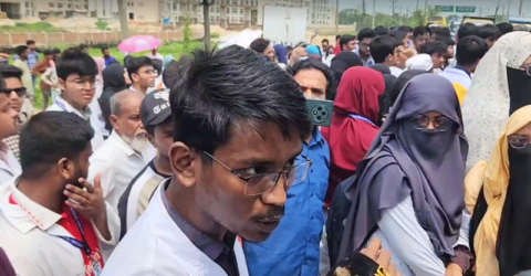 সুনামগঞ্জ-সিলেট মহাসড়ক অবরোধ করে বিক্ষোভ মেডিকেল শিক্ষার্থীদের, সরিয়ে দিল আইনশৃঙ্খলা বাহিনী