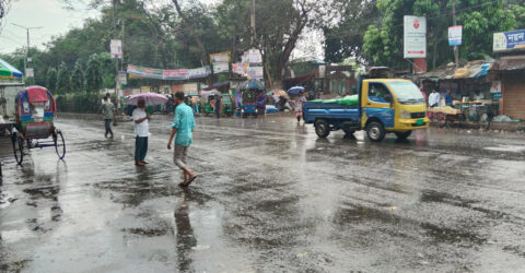 হঠাৎ বৃষ্টিতে ফেনীতে স্বস্তির পরশ